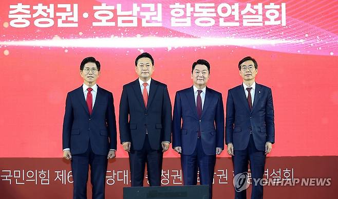 기념사진 찍는 당 대표 후보 (대전=연합뉴스) 김준범 기자 = 13일 오후 대전 서구 배재대학교에서 열린 국민의힘 충청·호남권 합동연설회에서 당 대표 후보들이 기념사진을 찍고 있다. 왼쪽부터 김문수, 장동혁, 안철수, 조경태 후보. 2025.8.13 psykims@yna.co.kr