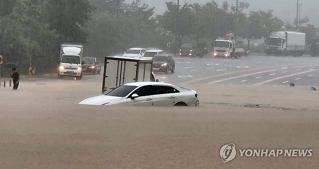 침수된 도로 (고양=연합뉴스) 수도권에 많은 비가 내린 13일 경기도 고양시 덕양구 화랑로에서 차량이 침수되자 운전자가 밖으로 나오고 있다. 2025.8.13 [독자 제공. 재판매 및 DB 금지] photo@yna.co.kr