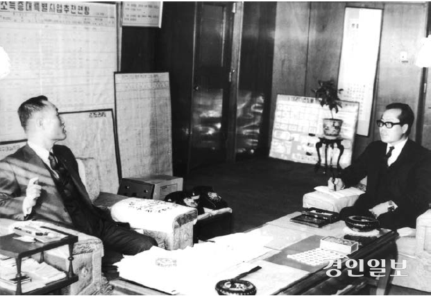 경기도지사 남봉진(왼쪽)을 만나 오야마 레이지 목사의 성금을 전달한 이창식 편집국장. /이창식씨 제공