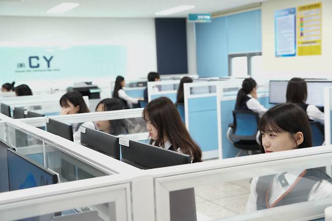 천안여상 학생들이 사무행정 수업에 참여하고 있다. /충남교육청 제공