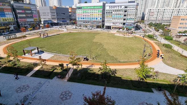 지난해 10월 임시 활용안으로 조성된 잔디광장 모습. 맨발 걷기장과 쉼터, 어린이 모래 놀이터, 초화류 등이 있어 지역 주민의 호응을 얻어왔다. 사진=이희택 기자.