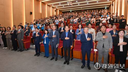 제8회 2025년 세대공감 행복나눔 캠페인 발대식이 14일 춘천시청 대회의실에서 육동한 춘천시장, 박진오 강원일보사장, 이수형 (사)사랑나눔대표이사, 최헌영 춘천문화방송 사장, 유계식 강원사회복지공동모금회장 등이 참석한 가운데 열렸다. 박승선기자