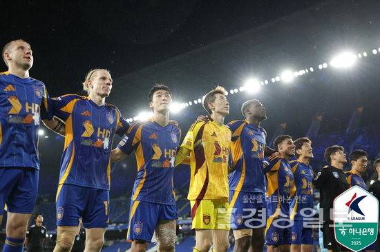 ▲ 동료들과 승리 세리머니 펼치는 조현우. 한국프로축구연맹 제공
