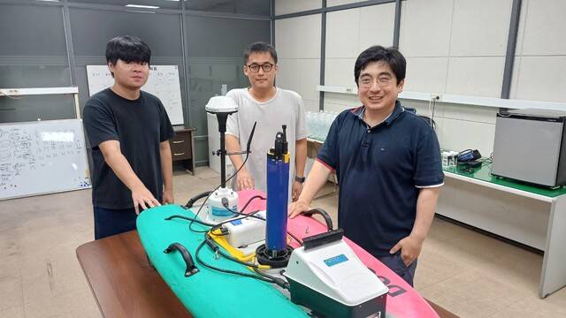 한성준 포항공대 환경공학부 연구인턴생, 이광훈 박사과정생, 감종훈 교수(왼쪽부터)가 무인보트형 관측 로봇을 보여주고 있다. 김명규 기자