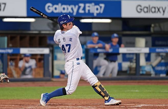 14일 오후 6시30분 대구 삼성라이온즈파크에서 열린 '2025 신한 SOL 뱅크 KBO리그' 삼성 라이온즈와 KIA 타이거즈 경기에서 강민호가 안타를 치고 있다. <삼성 라이온즈 제공>