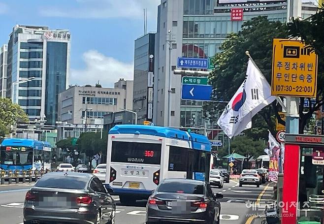 탐라장애인복지관 정류소에서 제주시청 방향 도로 구간. 14일 낮 제주시청 방향으로 향하는 버스가 차선 변경을 하고 있다. 낮 시간대에는교통흐름이 상대적으로 순조로운 편이지만, 출퇴근시간대에는 차량 정체가 극심하면서 차선 변경은 매우 어렵다.&nbsp; ⓒ헤드라인제주