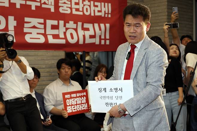 국민의힘 전당대회 합동연설회를 방해해 당 윤리위원회에 회부된 전한길(본명 전유관) 전 한국사 강사가 14일 오전 서울 여의도 중앙당사에서 열린 윤리위원회에 참석하기 전 농성중인 김문수 당대표 후보와 인사하고 있다. 사진=뉴시스