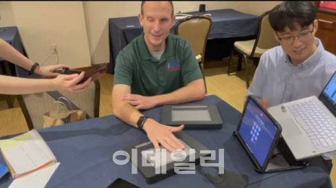 해외에서 시각장애인이 닷패드를 사용하는 모습 (사진=닷)
