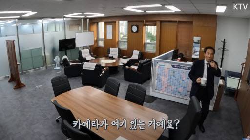 정무수석실 내부 카메라를 발견한 우 수석 (이재명 대통령 유튜브 캡처)