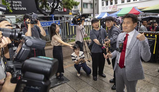 국민의힘 전당대회 합동연설회를 방해해 당 윤리위원회에 회부된 한국사 강사 전한길 씨가 14일 서울 여의도 중앙당사에서 열린 윤리위에 유튜브 라이브 방송을 하며 출석하고 있다.(사진 = 연합뉴스)