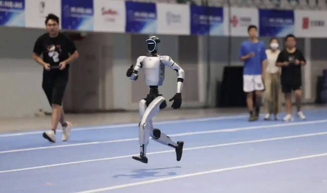 지난 13일 중국 베이징 빙상경기장에서 로봇 게임 출전을 앞둔 휴머노이드 로봇이 달리기하고 있다. (사진=바이두)