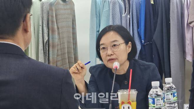 한성숙 중소벤처기업부 장관이 14일 서울 금천구 아이디모드에서 열린 중소기업 제조 DX·AX 확산을 위한 현장간담회에서 말하고 있다.(사진=김세연기자)