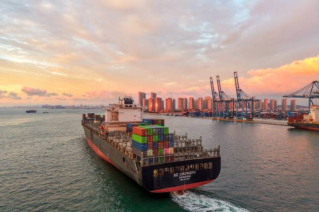 중국 동부 산둥성 칭다오항에서 컨테이너선이 항해하고 있다. (사진=AFP)