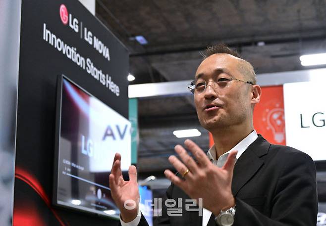 LG전자 북미이노베이션센터장 이석우 부사장이 현지시간 7일 미국 라스베이거스 유레카파크에 마련된 LG NOVA CES 전시부스에서 글로벌 스타트업들과의 협업 현황과 계획을 소개하고 있다.(사진=LG전자)