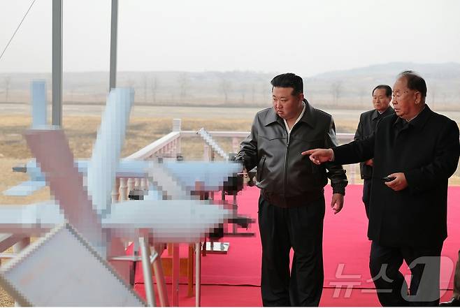 김정은 북한 노동당 총비서가 개발·생산 중인 각종 무인정찰 및 자폭공격형 무인기를 점검하고 있다. [국내에서만 사용가능. 재배포 금지. DB 금지. For Use Only in the Republic of Korea. Redistribution Prohibited]