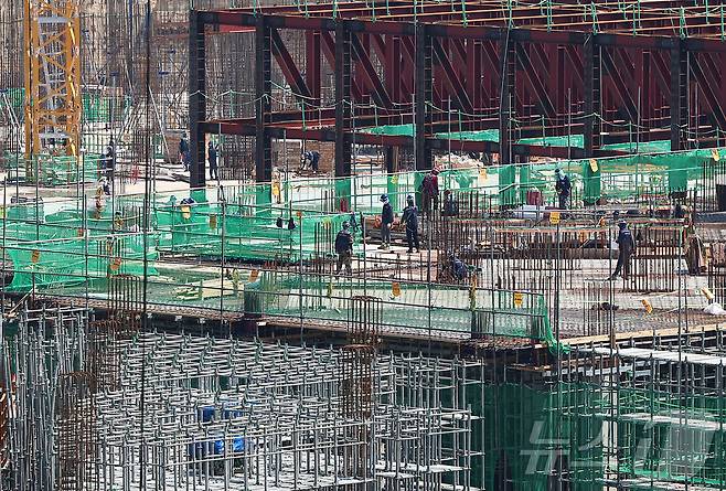 서울 시내 한 아파트 건설현장에서 노동자들이 작업하는 모습. (자료사진)/뉴스1 ⓒ News1 김도우 기자