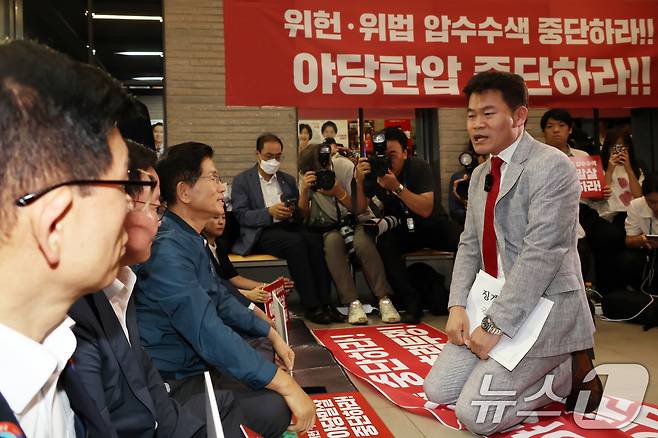 전한길 전 한국사 강사가 14일 오전 서울 여의도 국민의힘 중앙당사에서 중앙윤리위원회 회의에 출석하기 앞서 무기한 농성 중인 김문수 당대표 후보와 대화하고 있다. (공동취재) 2025.8.14/뉴스1 ⓒ News1 안은나 기자