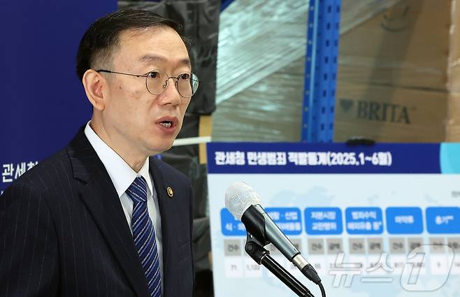이명구 관세청장이 14일 오전 인천 연수구 인천세관 통합검사센터 압수창고에서 5대 민생범죄 단속 사례 및 집중 단속 방안 브리핑을 하고 있다. 2025.8.14/뉴스1 ⓒ News1 김진환 기자