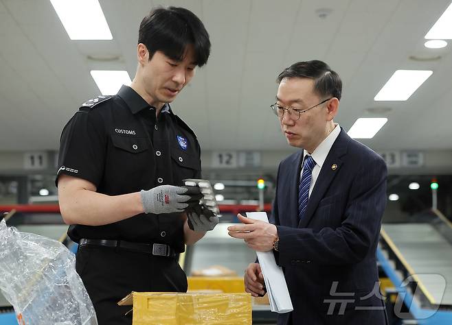 이명구 관세청장이 14일 오전 인천 연수구 인천세관 해상특송물류센터 내 특송검사장에서 현장 점검을 하고 있다. 2025.8.14/뉴스1 ⓒ News1 김진환 기자