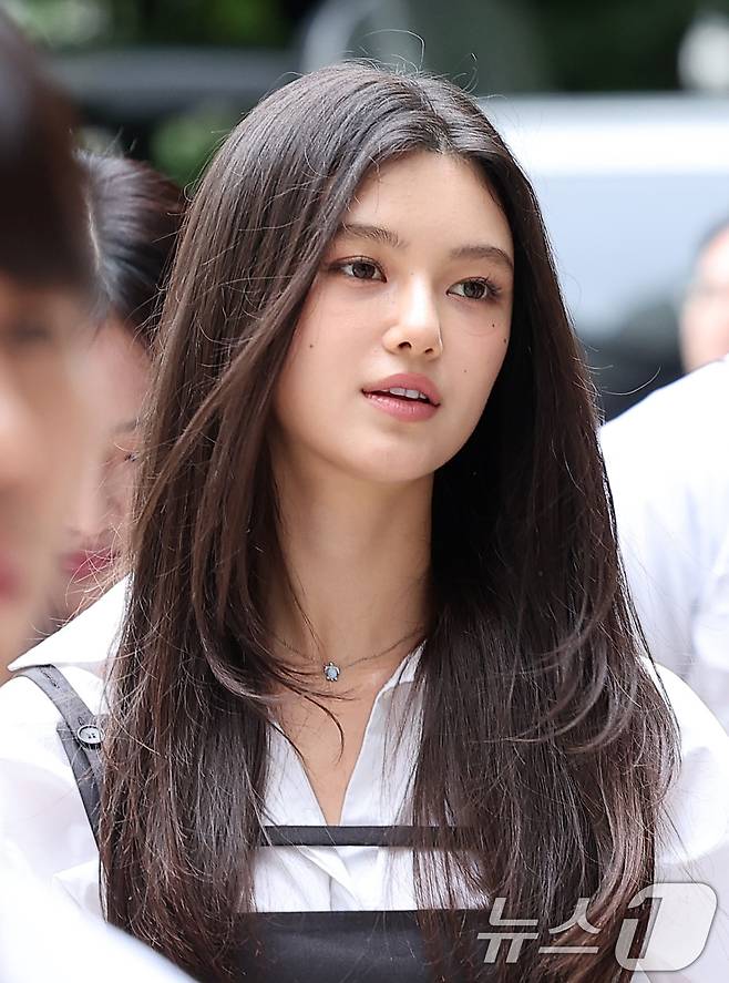 뉴진스 다니엘이 14일 서울 서초구 서울중앙지방법원에서 열린 어도어가 뉴진스를 상대로 제기한 전속계약 유효 확인 소송 조정기일에 출석하고 있다. 뉴진스와 어도어 간의 합의에 이르지 못할 경우, 재판부는 오는 10월 판결을 선고할 예정이다. 2025.8.14/뉴스1 ⓒ News1 김성진 기자