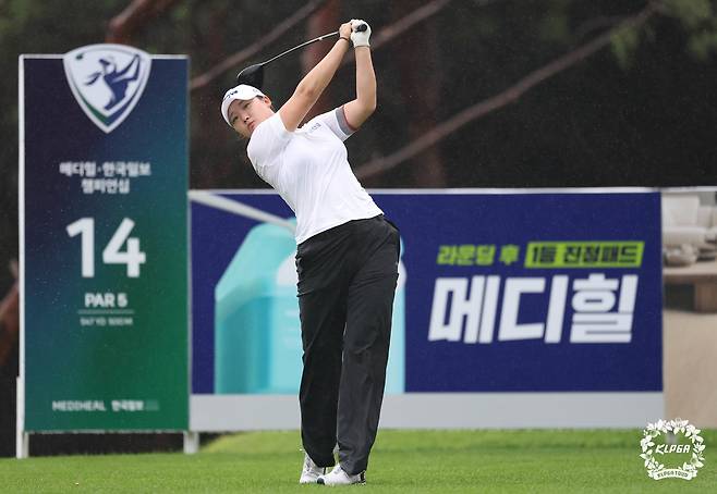 김민솔이 14일 경기 포천 몽베르CC에서 열린 '메디힐 한국일보 챔피언십' 1라운드 14번 홀에서 티샷을 하고 있다. (KLPGA 제공. 재판매 및 DB 금지) 2025.8.14/뉴스1