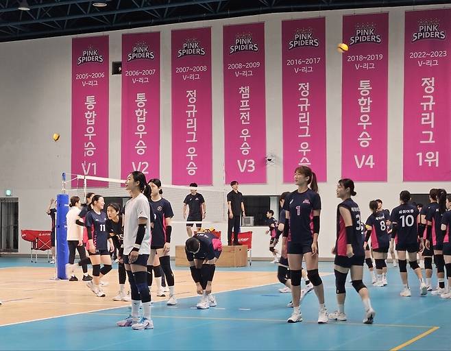 세화여중, 세화여고와 합동훈련을 진행한 흥국생명 핑크스파이더스. /사진=흥국생명 핑크스파이더스
