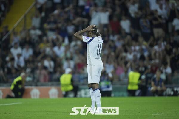 승부차기 실축 후 머리를 감싸쥔 마티스 텔. /사진=뉴시스(AP)