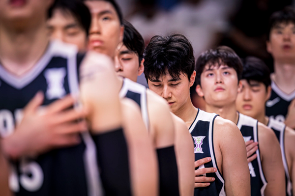 국민의례 중 의지를 다지는 남자농구 대표팀. /사진=FIBA