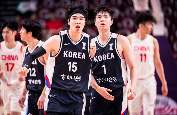 한국농구대표팀 김종규(좌측). /사진=FIBA