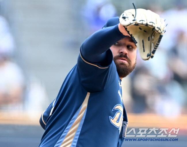 11일 잠실야구장에서 열린 NC와 두산의 더블헤더 1차전, NC 선발투수 로건이 역투하고 있다. 잠실=허상욱 기자wook@sportschosun.com/2025.05.11/