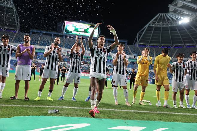 Daejeon World Cup Stadium/ K League 1/ Daejeon Hana Citizen VS FC Seoul/ Seoul Linguard, Group/ End/ Victory Ceremony/ Photo