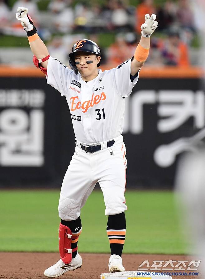 2루에서 세리머니를 펼치고 있는 이글스의 오빠. 손아섭.