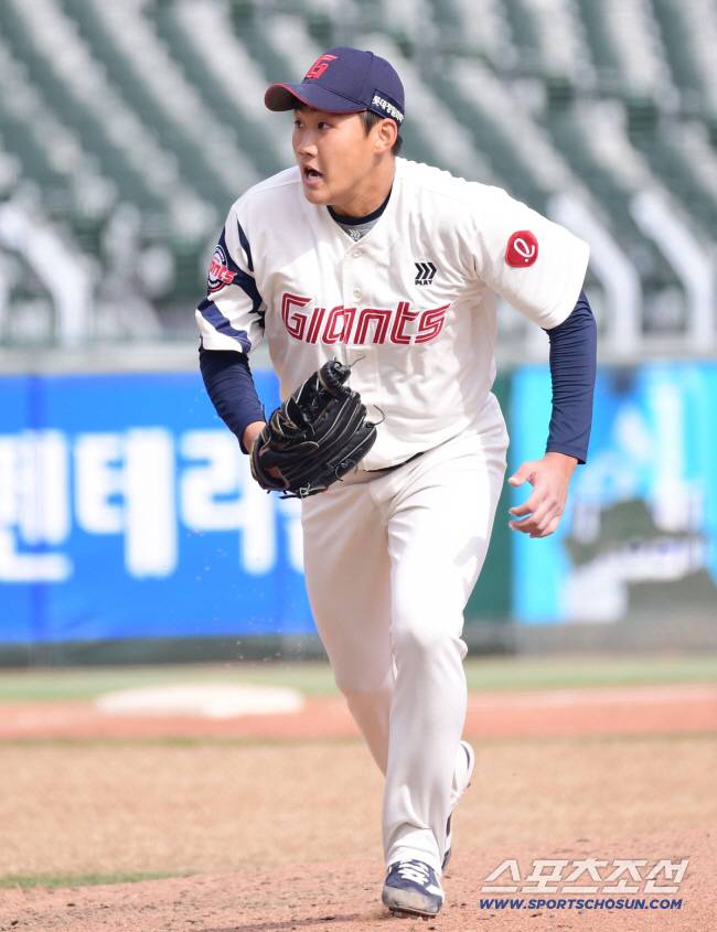 13일 부산 사직구장에서 열린 KBO리그 시범경기 롯데와 한화의 경기. 6회 황영묵의 내야땅볼 타구를 처리하고 있는 롯데 김태현. 부산=송정헌 기자songs@sportschosun.com/2025.03.13/
