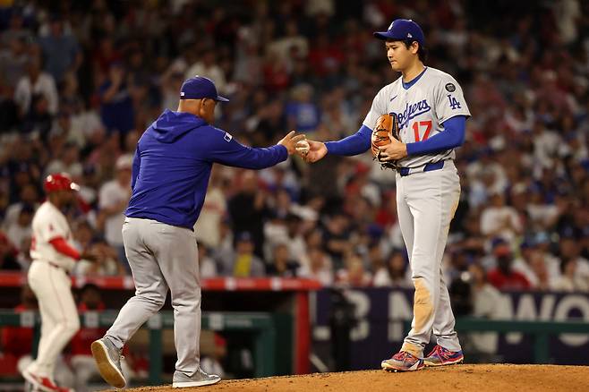 데이브 로버츠 LA 다저스 감독(왼쪽)과 오타니. Kiyoshi Mio-Imagn Images연합뉴스