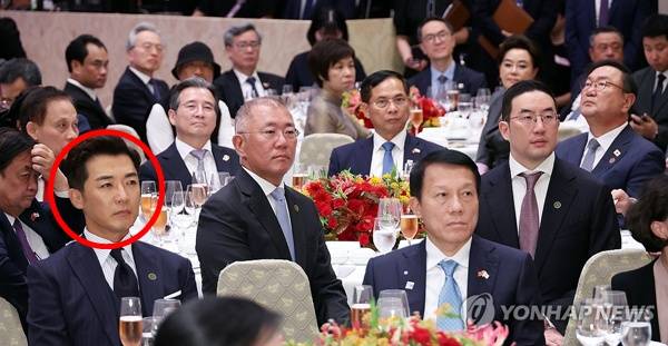 정의선 현대차그룹 회장, 구광모 LG그룹 회장, 김용범 대통령실 정책실장, 김태년 더불어민주당 의원, 배우&nbsp;안재욱&nbsp;등이 11일 청와대 영빈관에서 열린 한·베트남 공식 만찬에서 이재명 대통령 만찬사를 듣고 있다. 2025.8.11 ⓒ연합뉴스