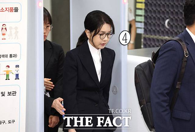 자본시장과 금융투자업에 관한 법률 위반, 정치자금법 위반, 특정범죄 가중처벌 등에 관한 법률 위반(알선수재) 등의 혐의를 받는 윤석열 전 대통령 부인 김건희 씨가 12일 오후 서울 서초구 서울중앙지법에서 열린 구속 전 피의자 심문(영장실질심사)을 마치고 법원을 나서고 있다. /사진공동취재단