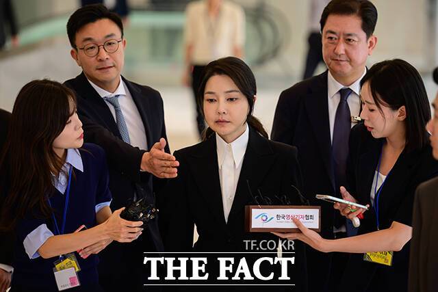 자본시장법 위반 등 혐의를 받는 김건희 씨가 6일 오전 서울 종로구 KT광화문빌딩 웨스트에 마련된 민중기 특검 사무실에 출석하고 있다. /사진공동취재단