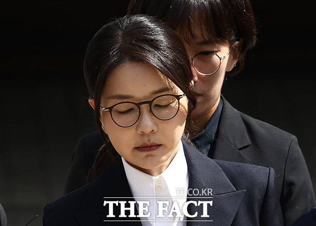 윤석열 전 대통령 부인 김건희 여사가 12일 오후 서울 서초구 서울중앙지법에서 열린 구속 전 피의자 심문(영장실질심사)를 마치고 나오고 있다. /사진공동취재단