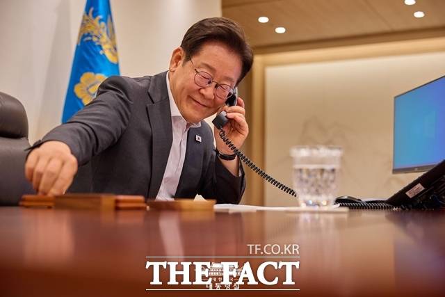 이재명 대통령은 14일 오후 대통령실에서 페르디난드 로무알데즈 마르코스 주니어 필리핀 대통령과 취임 후 첫 통화를 가졌다. 이 대통령이 7월 22일 오후 타밈 빈 하마드 알 싸니 카타르 국왕과 취임 후 첫 통화를 하고 있다. /대통령실