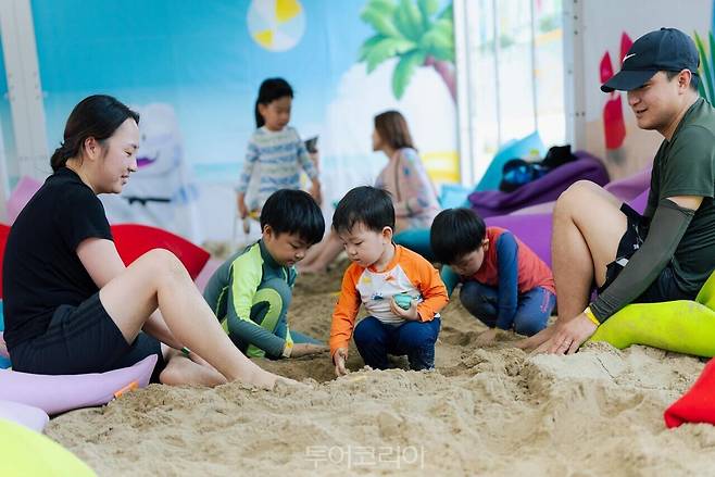 &nbsp;샌드 프라이빗 빌리지에서 모래놀이를 즐기는 모습 사진-서울관광재단