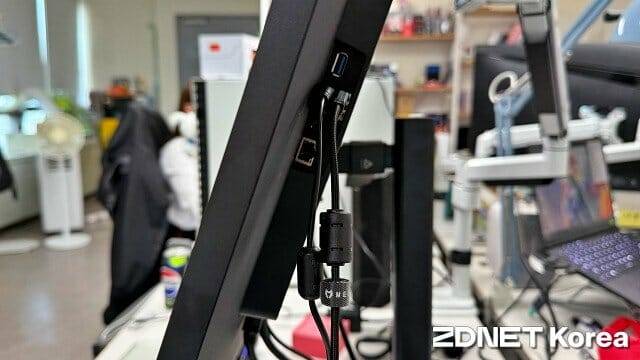 상하 각도는 위로 20도, 아래로 -5도 조절 가능하다. (사진=지디넷코리아)