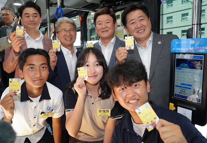 13일 제주시 삼다공원에서 열린 청소년 대중교통 무료 이용 개통식에서 오영훈(뒷줄 오른쪽 첫 번째부터) 제주지사와 이상봉 제주도의회 의장, 김광수 제주교육감을 비롯한 참석자들이 기념 촬영을 하고 있다. 제주도