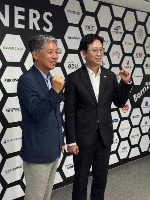 배경훈 과학기술정보통신부 장관(오른쪽)이 14일 서울 강남구 이노베이션 아카데미에서 열린 'AX 인재 확보를 위한 전문가 간담회'에서 전영표 이노베이션 아카데미 학장과 기념촬영을 하고 있다. 백종민 테크