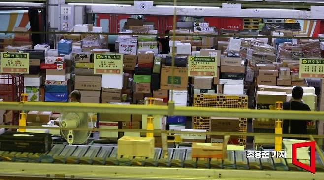 민족최대명절인 추석을 일주일 앞둔 10일 서울 광진구 동서울우편물류터센터 관계자들이 추석선물과 택배물품 분류를 위해 분주하게 움직이고 있다. 우정사업본부는 이번 추석을 앞두고 약 1,925만개의 소포 우편물 접수를 예상하고 오는 20일까지 전국 집중국과 우체국 비상근무에 들어갔다. 사진=조용준 기자 jun21@