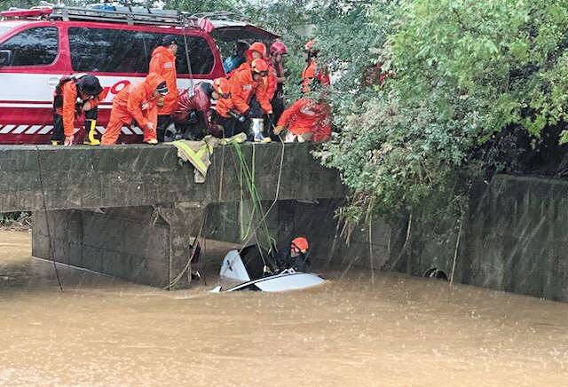 물에 잠긴 차량서 구조 작업 - 13일 오후 5시 55분쯤 경기 김포시 고촌읍 대보천에서 소방대원들이 실종자를 구하고 있다. 물에 잠긴 차량 뒷좌석에선 80대 운전자가 숨진 채 발견됐다. 앞서 이날 낮 12시 14분쯤 "물에 잠긴 도로에 차가 떠내려간다"는 신고가 접수돼 소방 당국이 수색 작업을 벌였다. /김포소방서