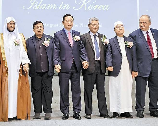 13일 서울 더프라자 호텔에서 열린 한국 이슬람교 70주년 만찬의 주요 참석자들. 이날 메뉴는 '할랄 소고기 스테이크'였다. /한국이슬람교