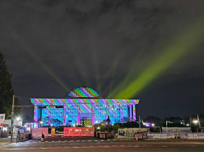 지난 13일 밤 서울 여의도 국회에서 제80주년 광복절 전야제 행사 준비로 관계자들이 분주하게 움직이고 있다. /남강호 기자