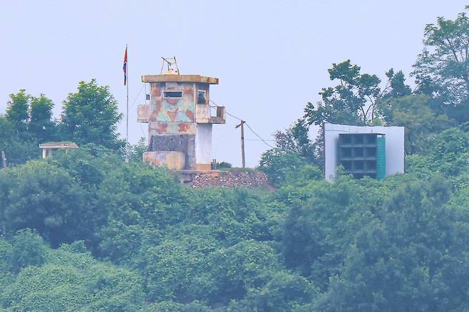 북한이 지난 9일부터 전방 일부 지역에서 대남 확성기를 철거하고 있는 가운데 12일 경기도 파주시 접경지역에서 바라본 임진강변 북한 초소에 대남 확성기가 남아 있다./연합뉴스