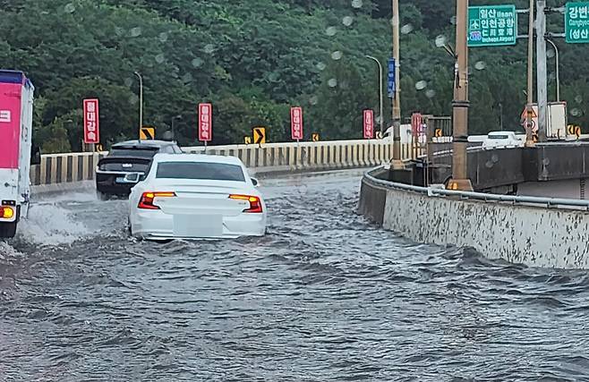 수도권에 많은 비가 내린 13일 서울 가양대교 램프에 물이 차 있다. /연합뉴스