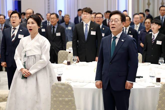 이재명 대통령과 김혜경 여사가 14일 청와대 영빈관에서 열린 '광복 80주년, 대통령의 초대' 행사에서 참석자들과 애국가 제창을 하고 있다./뉴시스